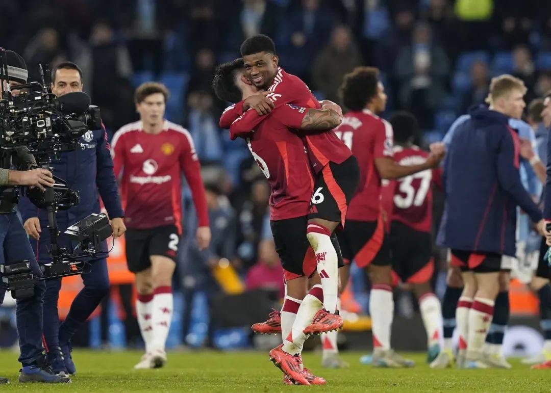 英超：曼城在补时绝杀曼联，榜首位置再度动摇的简单介绍