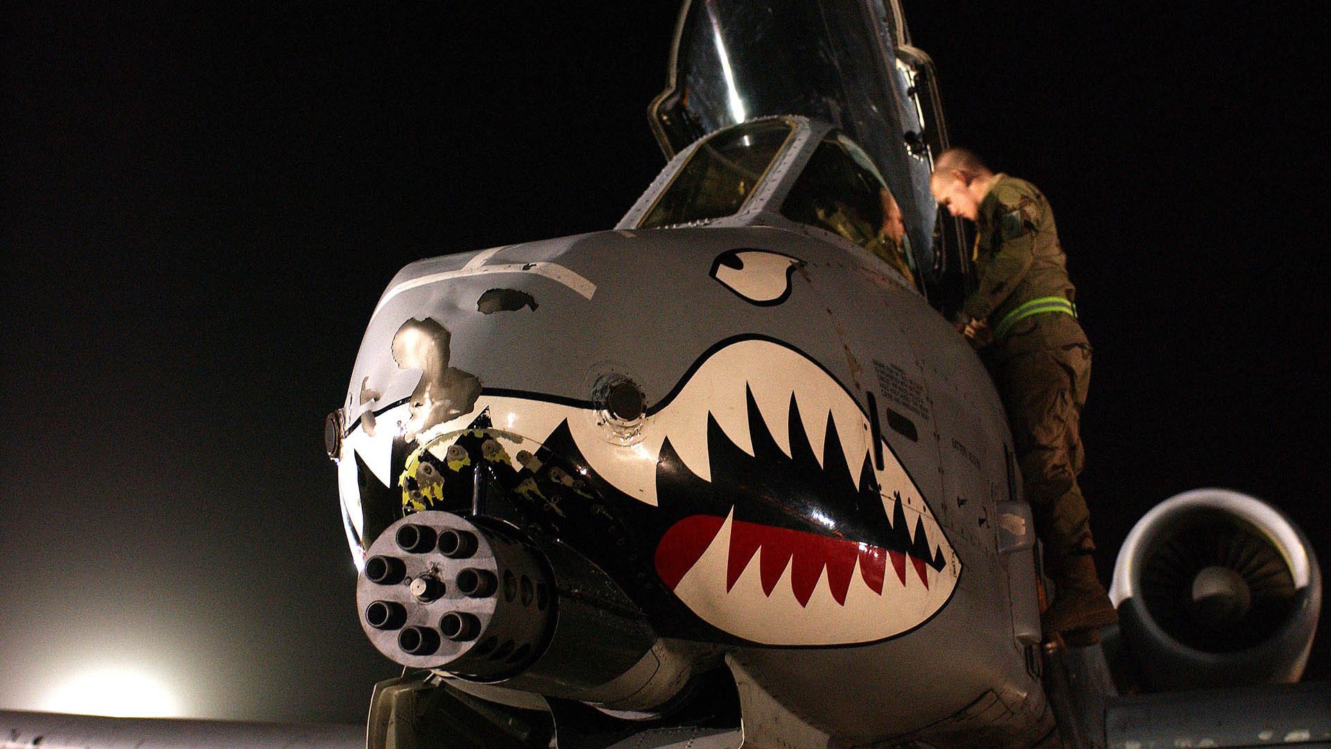 “高新体育中心：举重选手突破极限，赛场上演壮丽的力量之战”